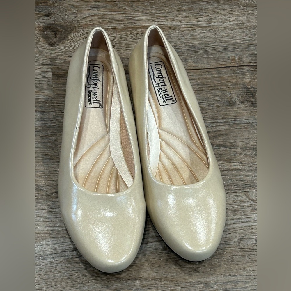Comfort-well by Beacon Women's Shimmering Cream Loafers Size 8.5